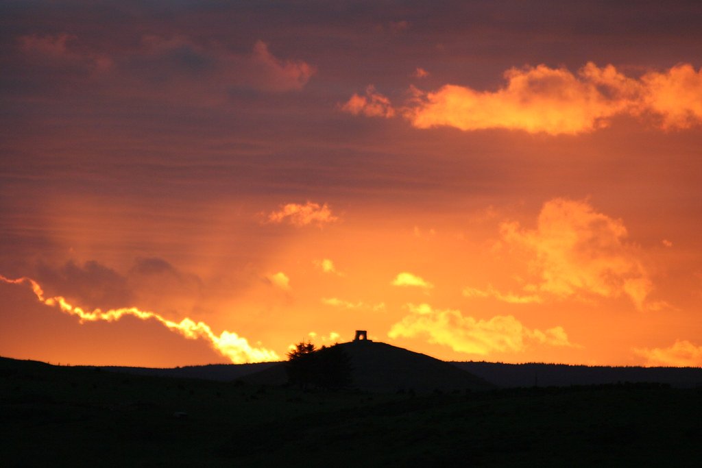 Dunnideer hillfort and Monument